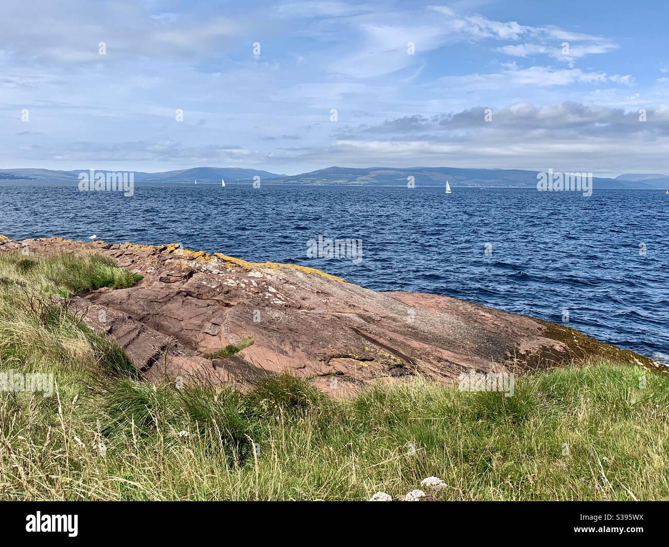Der Firth of Clyde an einem Sommertag, aufgenommen von der Isle of Cumbrae Stockfoto