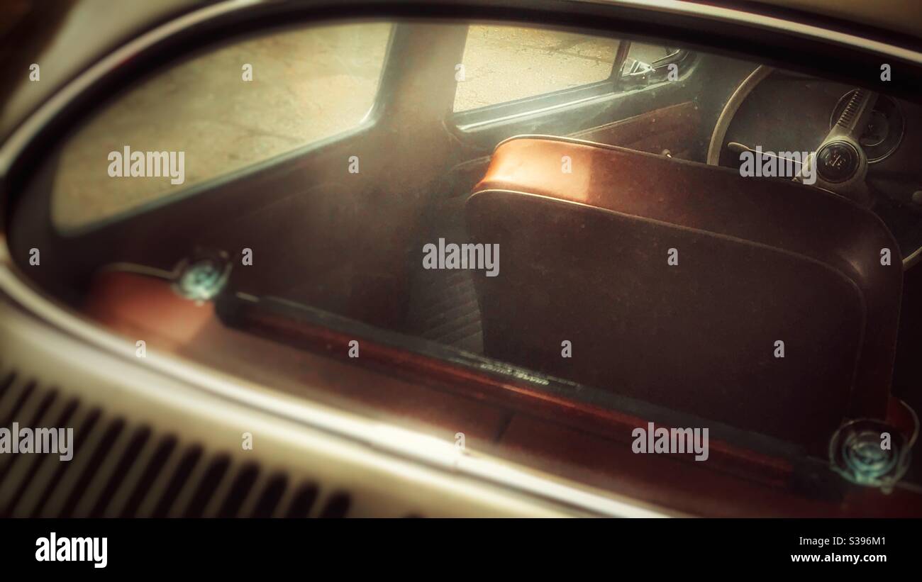 Blick durch die Heckscheibe eines alten Volkswagen Beetle - Smartphone-aufgenommenes Stockfoto