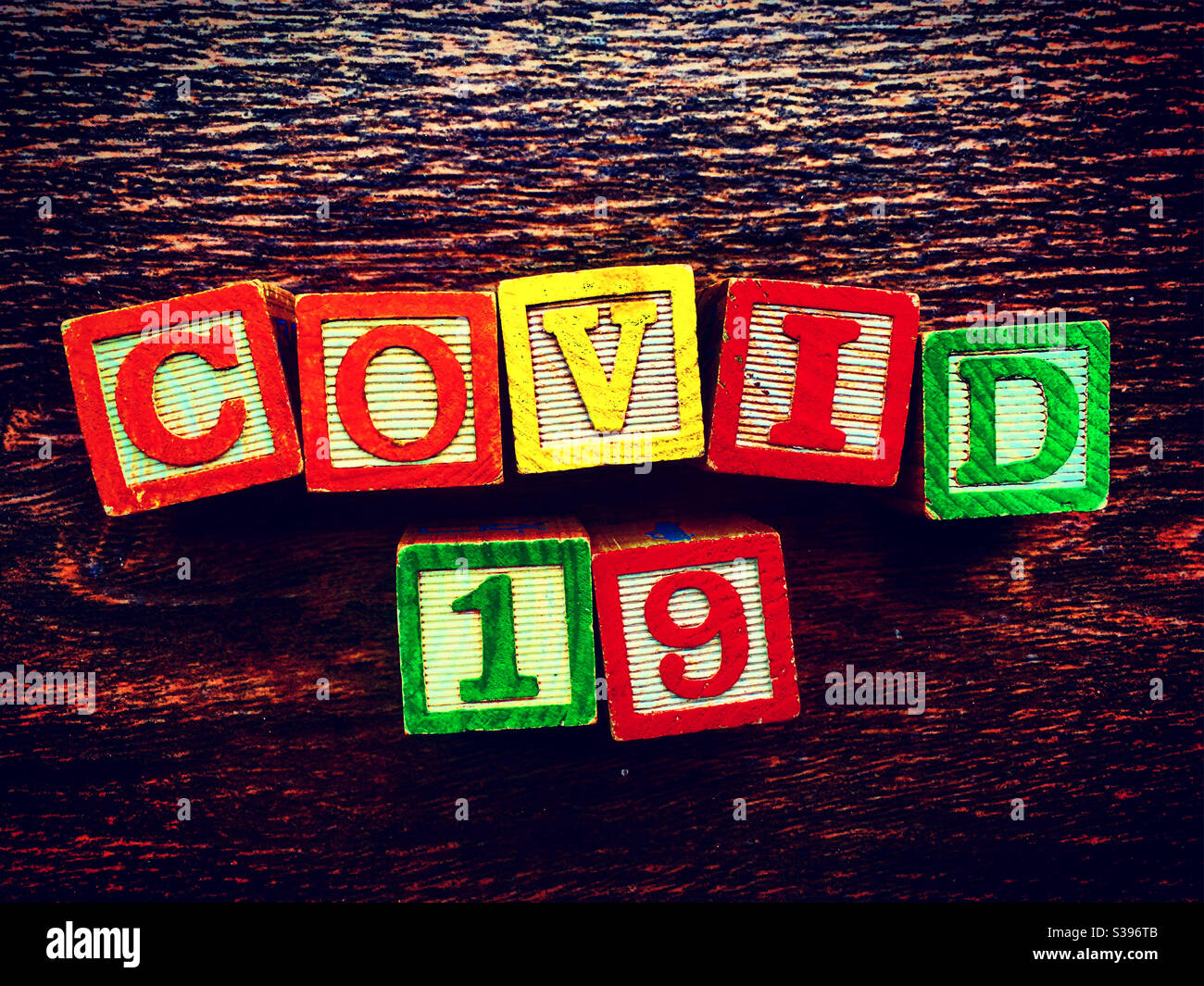 Covid19 oder covid-19 mit Alphabet Holzblöcke Buchstaben Spielzeug gemacht Stockfoto