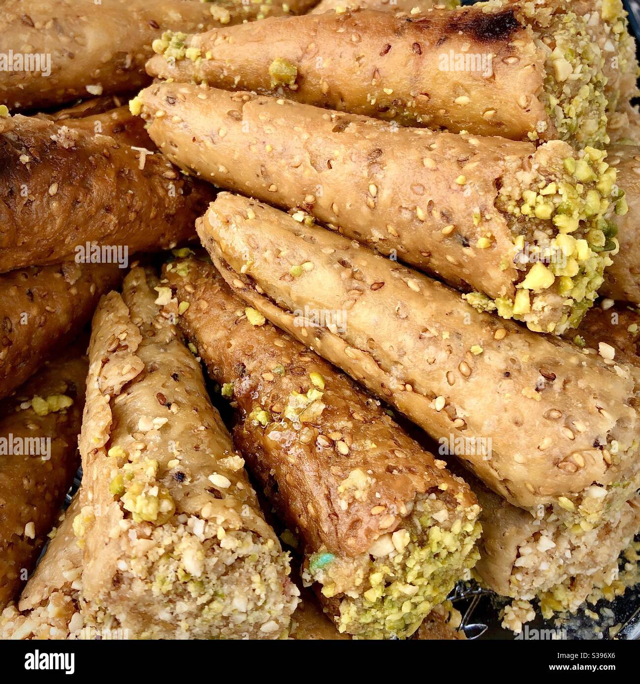 Ausstellung von orientalischen Baklava-Kuchen auf dem arabischen Markt in Châtellerault, Vienne (86), Frankreich. Stockfoto