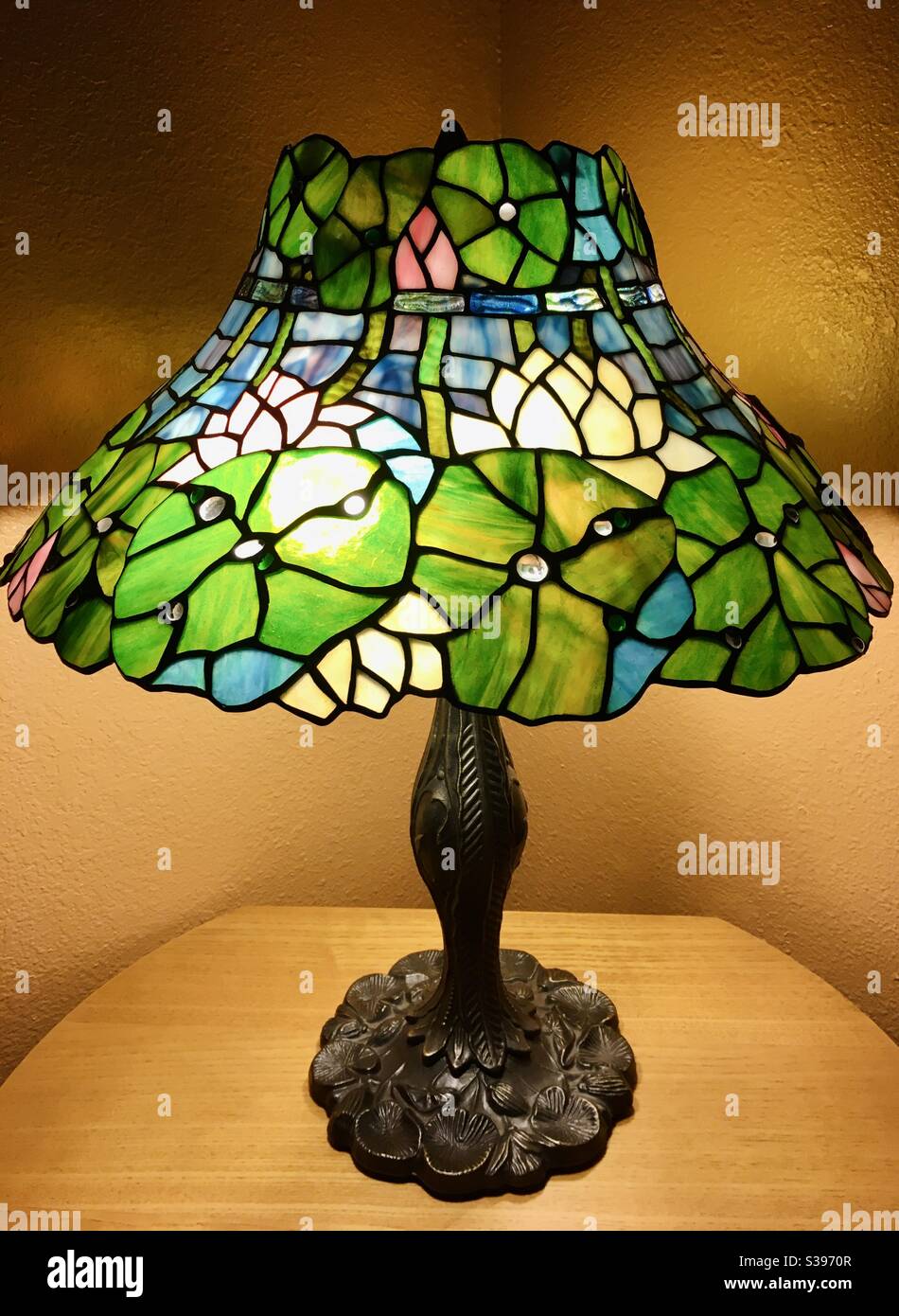 Lotus Blumen Tiffany Lampe Stockfotografie - Alamy