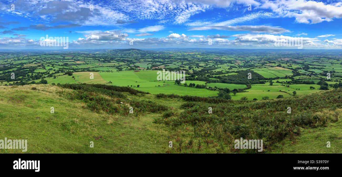 Ein Panoramablick über die Monmouthshire Landschaft von der Spitze des Skirrid (Ysgyryd Fawr) August. Stockfoto