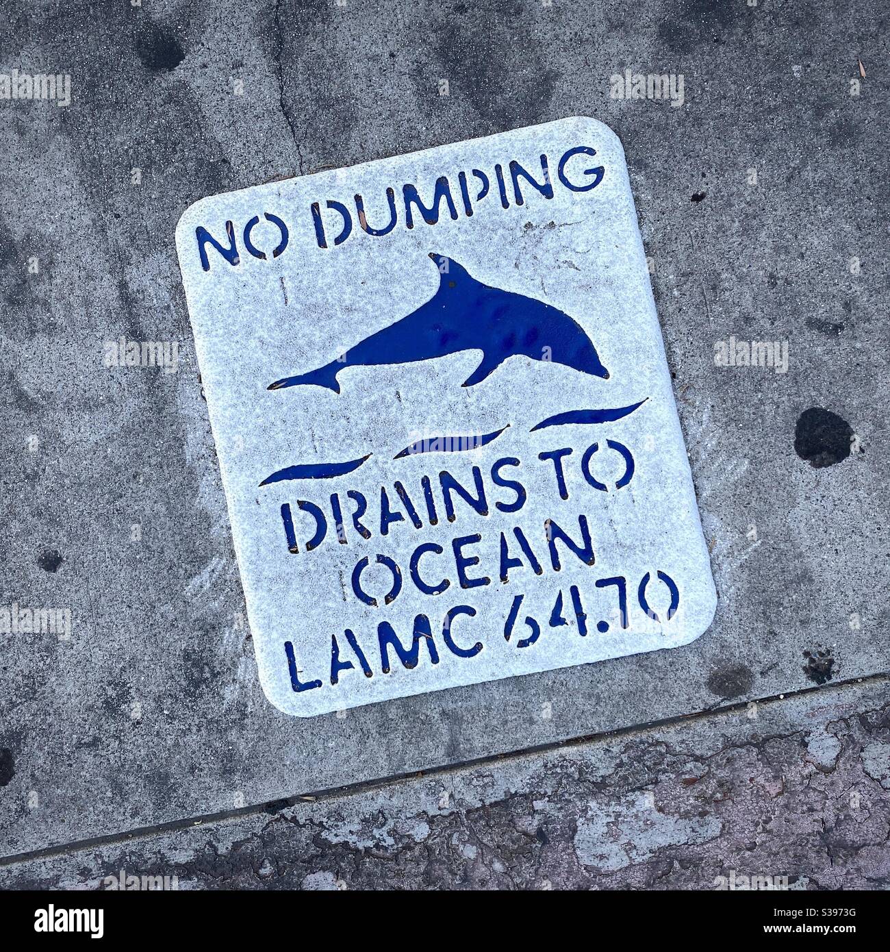 LOS ANGELES, CA, 2020. JUNI: Innenstadt Bürgersteig Schild mit Delphinskizze, zeigt Wasser aus der Straße Entwässerungssystem geht in den Pazifischen Ozean und Dumping betrifft die Tierwelt Stockfoto