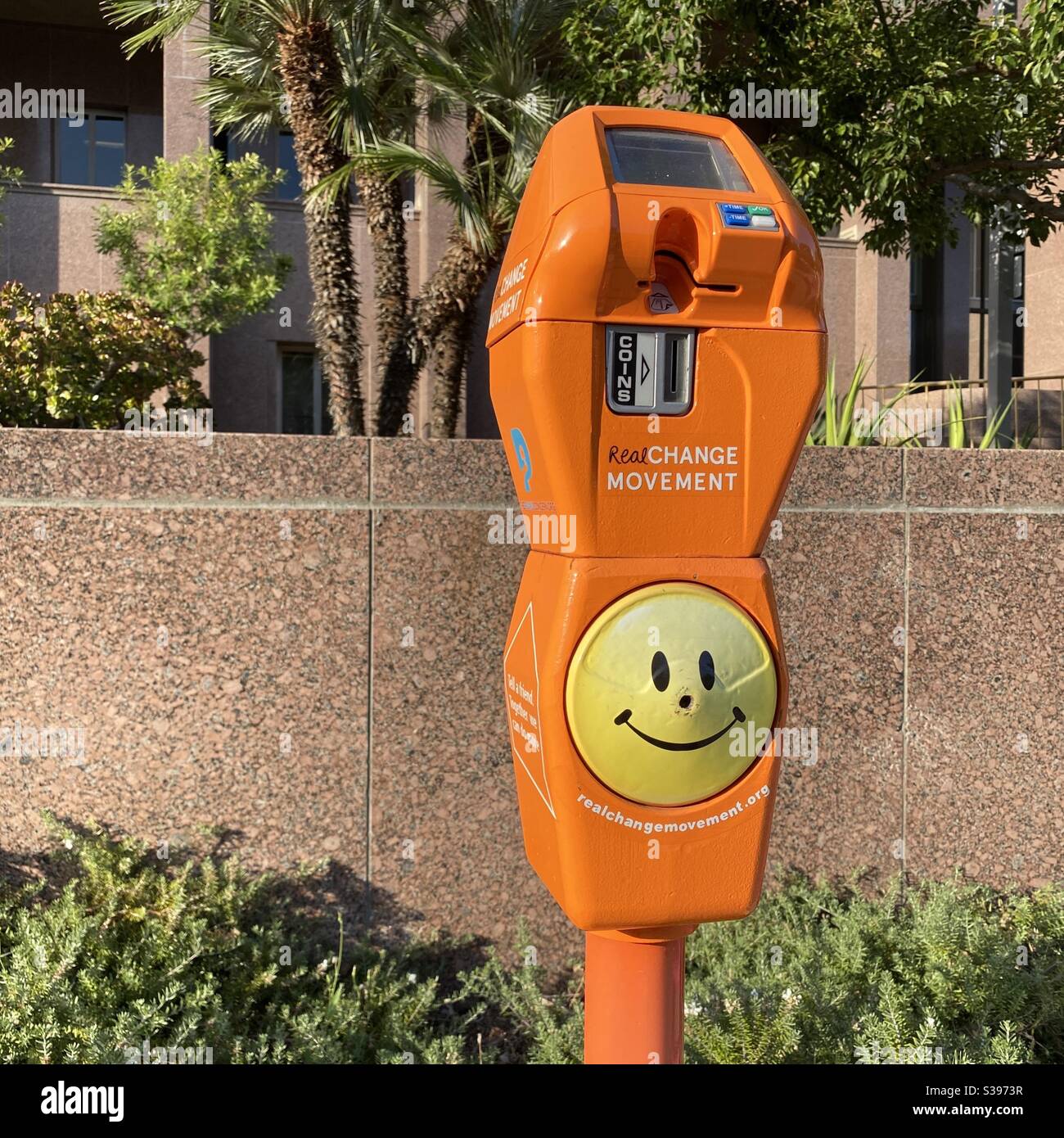 LOS ANGELES, CA, JUN 2020: Leuchtendes orangefarbenes Spendenmessgerät für Real Change Movement, eine Wohltätigkeitsorganisation, die Obdachlosen hilft. Grand Park in Downtown Stockfoto