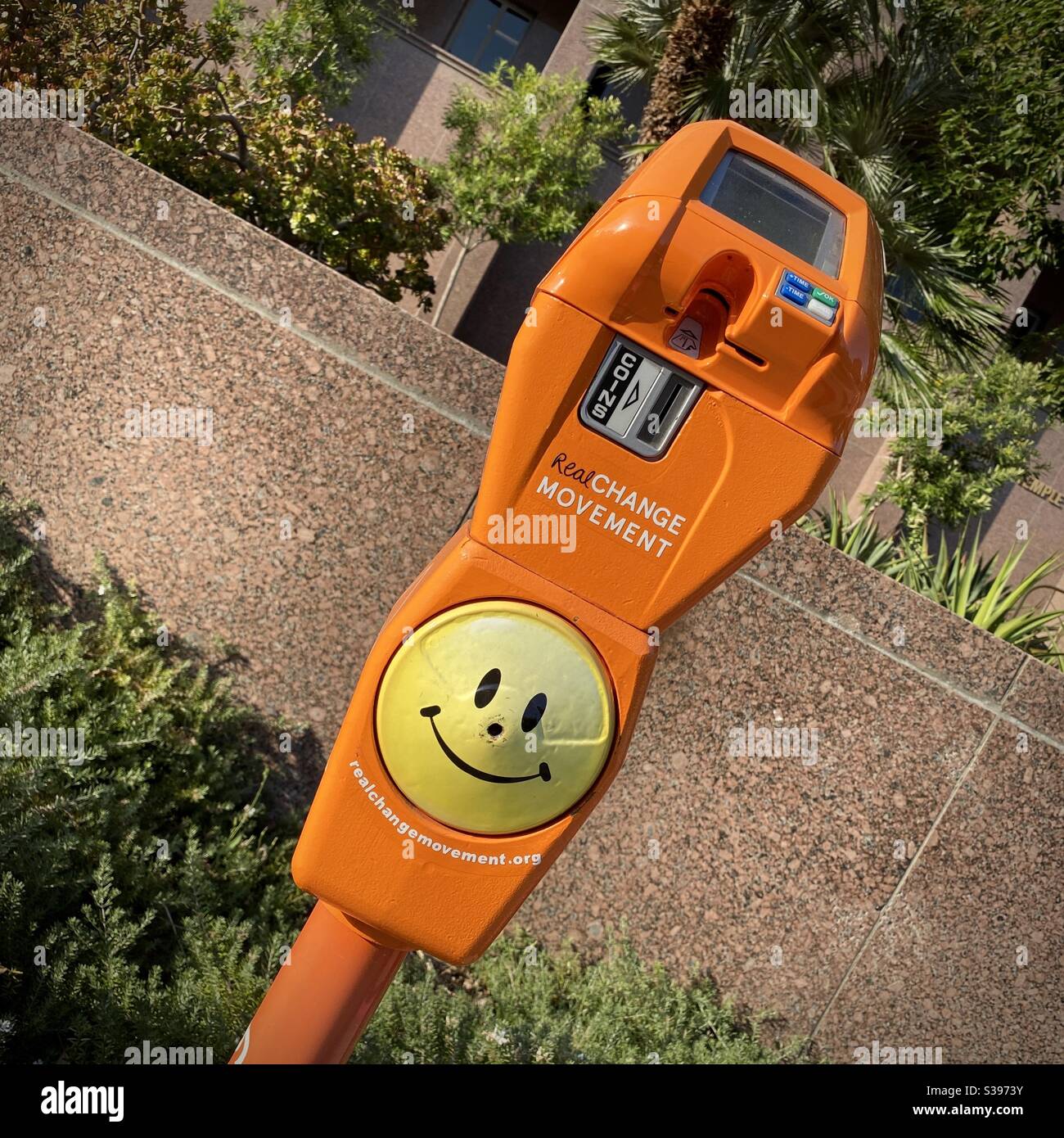 LOS ANGELES, CA, JUN 2020: Stark abgewinkelte Ansicht des leuchtend orangefarbenen Spendenmeters für Real Change Movement, eine Wohltätigkeitsorganisation, die Obdachlosen hilft. Grand Park in Downtown Stockfoto