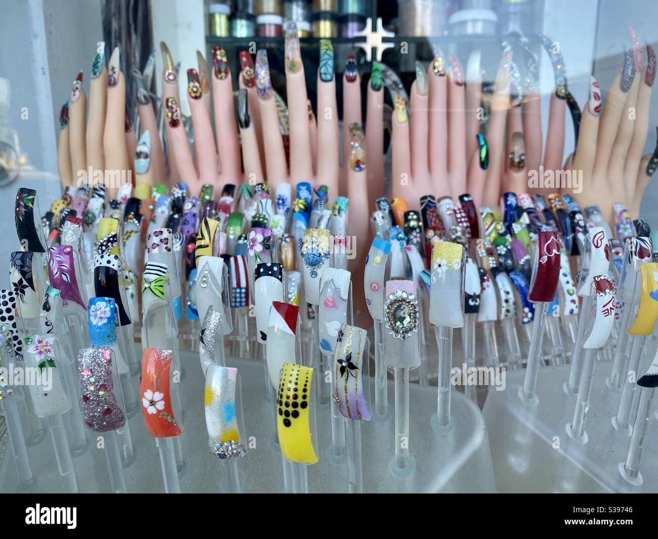 LOS ANGELES, CA, JUN 2020: Weitblick auf Dutzende von bunten, bemalten falschen Nägeln auf dem Display in einem Schaufenster, Korea Town, Downtown - Smartphone-aufgenommenes Stockfoto