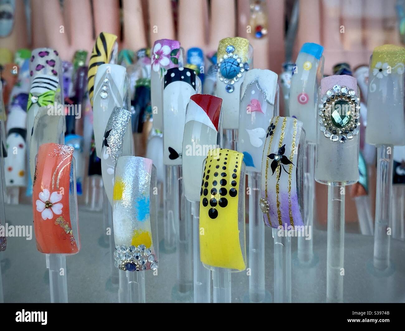 LOS ANGELES, CA, JUN 2020: Nahansicht von Dutzenden von bunten, bemalten Falschnägeln in einem Schaufenster, Korea Town, Downtown - Smartphone-aufgenommenes Stockfoto