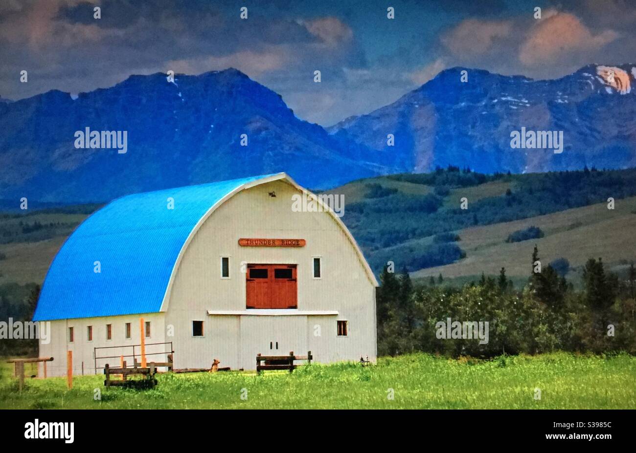 Quonset Barn, und die kanadischen Rockies, Alberta, Kanada, Reisen Alberta - Smartphone-aufgenommenes Stockfoto