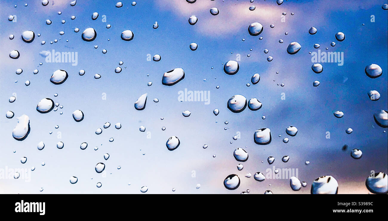 Wassertropfen auf einem Fenster Stockfoto