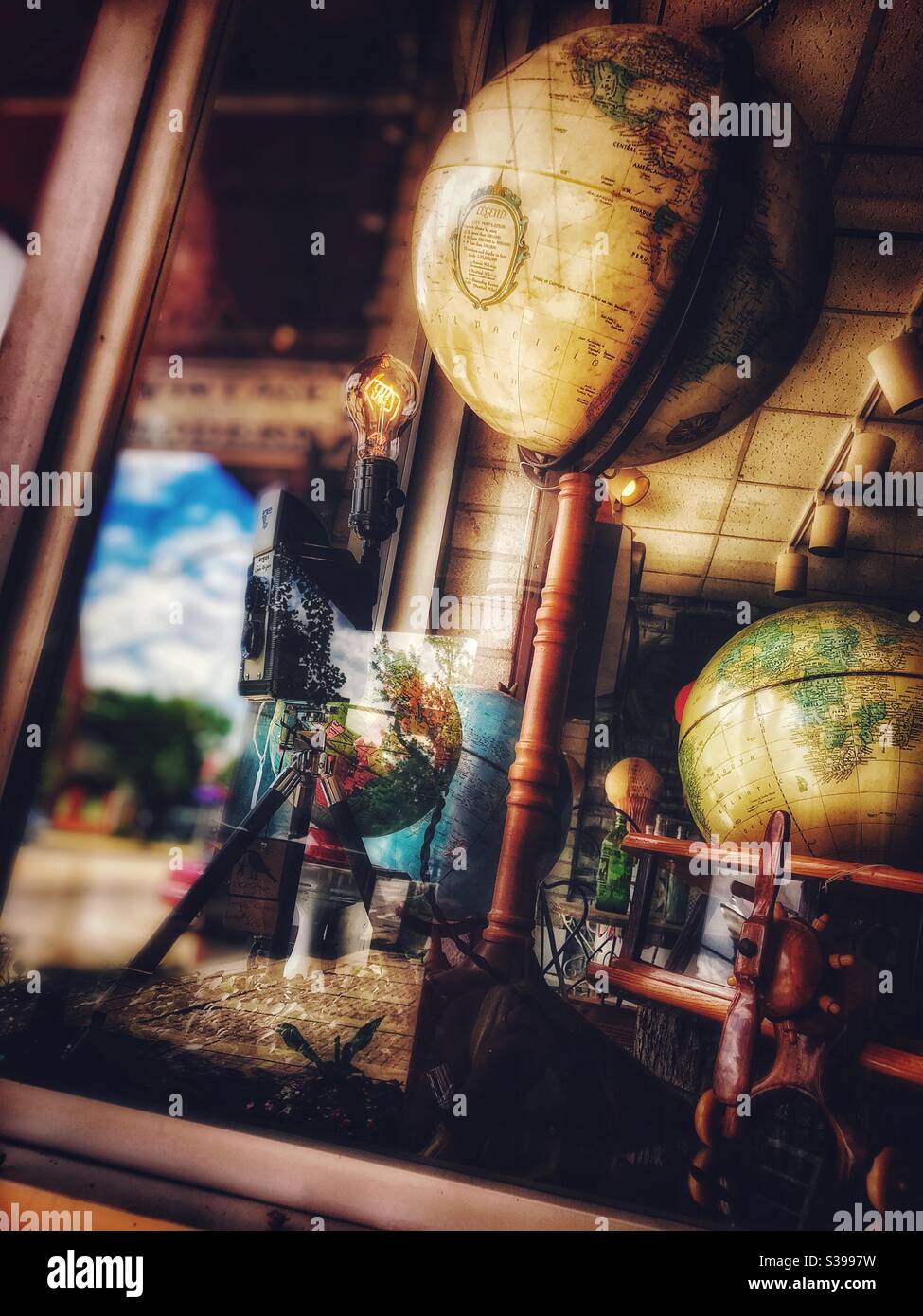 Alte Globen in einem Vintage-Schaufenster Stockfoto