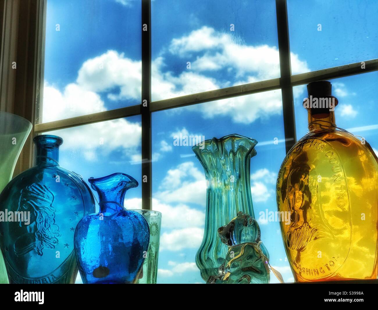 Vintage Glaswaren in einem Schaufenster - Smartphone-aufgenommenes Stockfoto