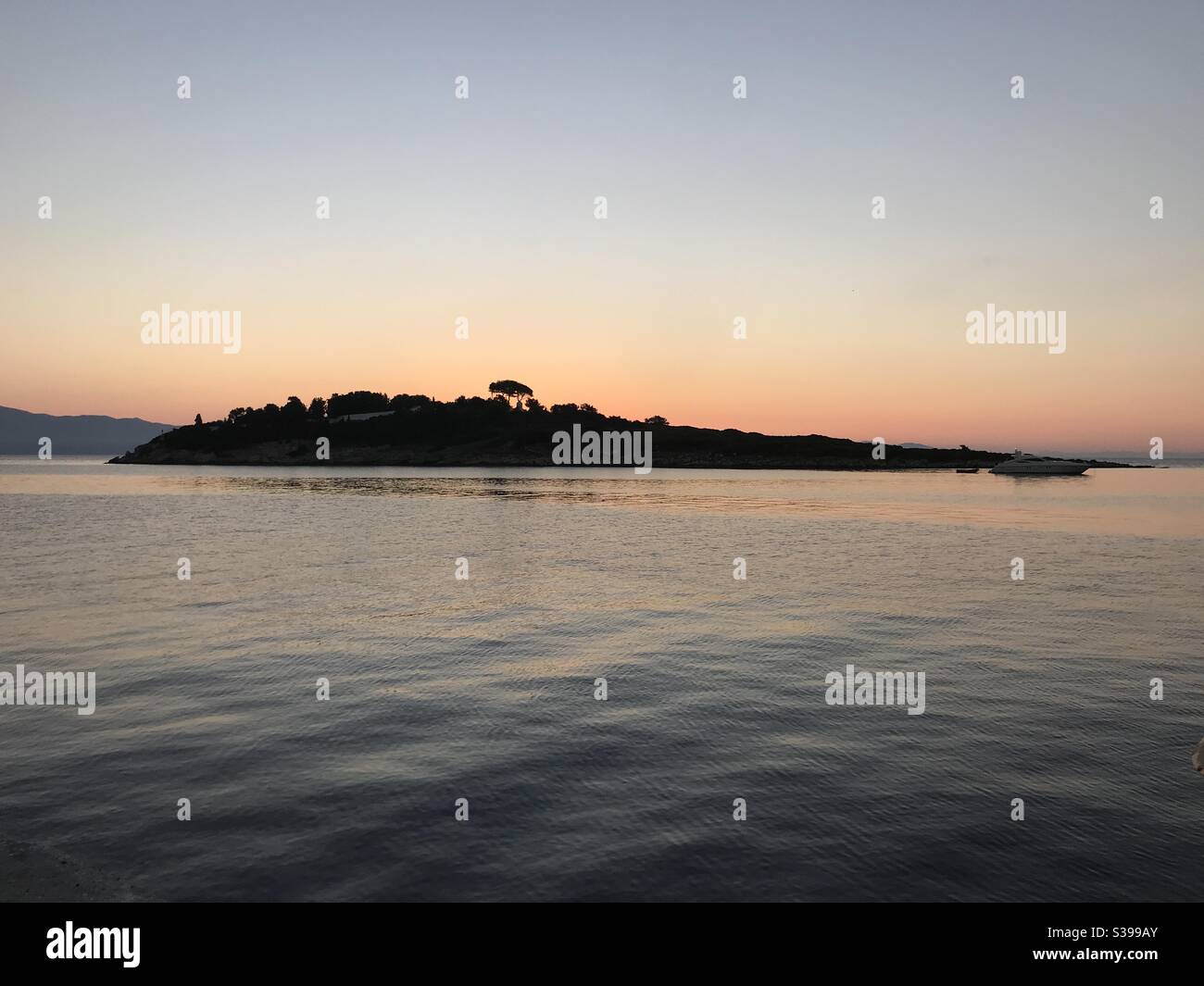Morgendämmerung, Verlassen der griechischen Insel Paxos, Blick über das Mittelmeer - Smartphone-aufgenommenes Stockfoto