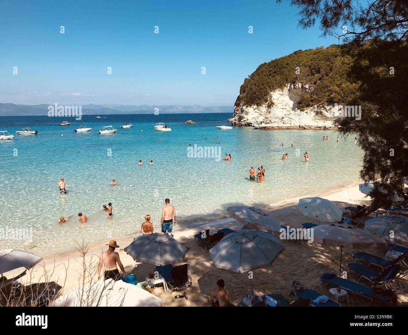 Griechischer Strand auf der Insel Anti Paxos im August 2020 - Smartphone-aufgenommenes Stockfoto