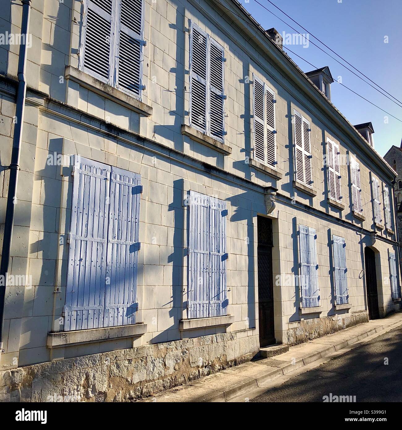 Traditionelle Fensterläden auf 18. Jahrhundert Stadthaus - Indre-et-Loire, Frankreich. - Smartphone-aufgenommenes Stockfoto
