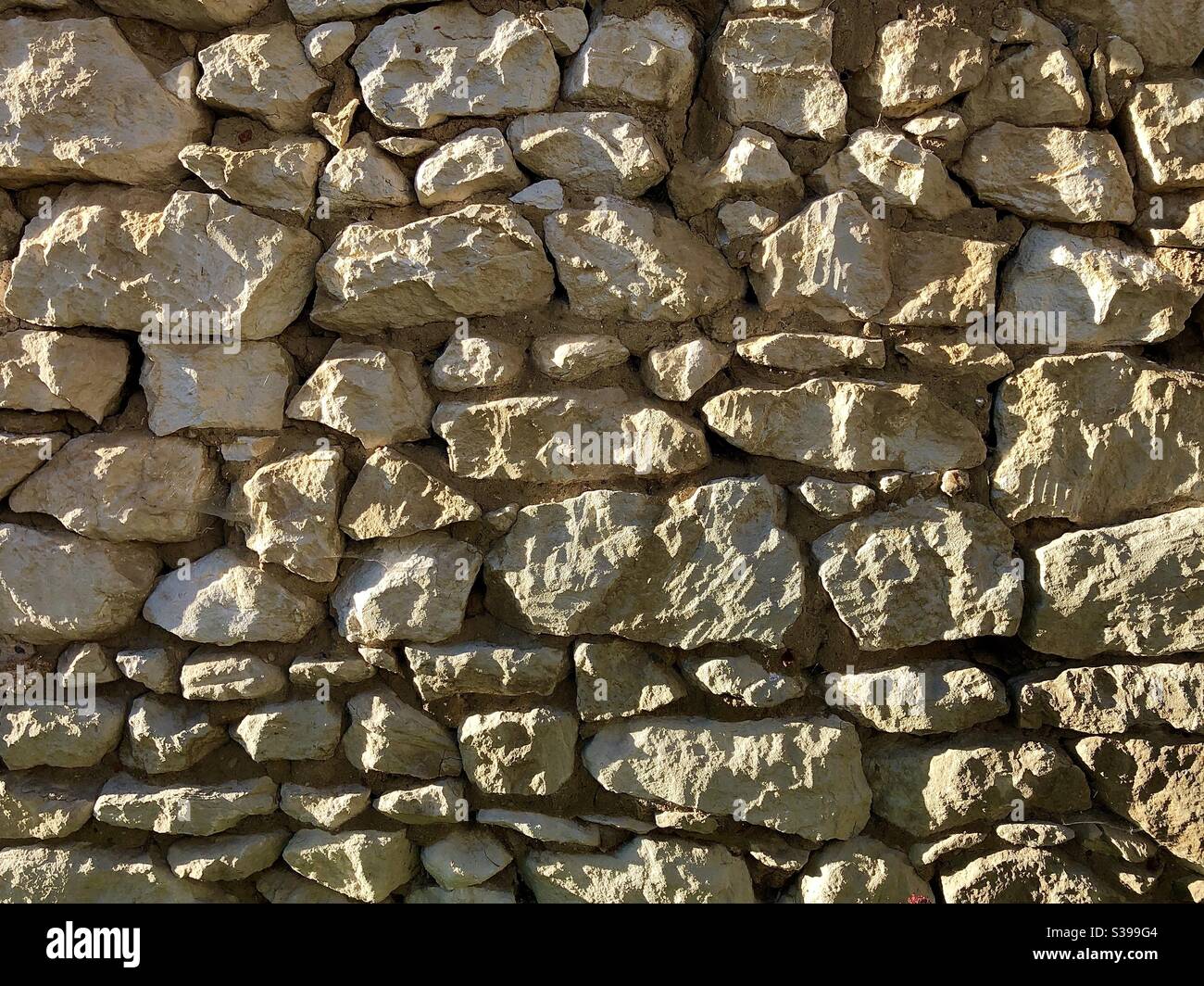 Zufällige Steinwand Detail. - Smartphone-aufgenommenes Stockfoto