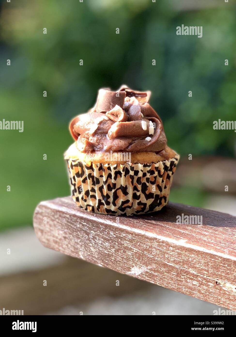 Leckere Rolo Cupcake Leckerbissen, während Sie draußen im Garten sitzen Stockfoto
