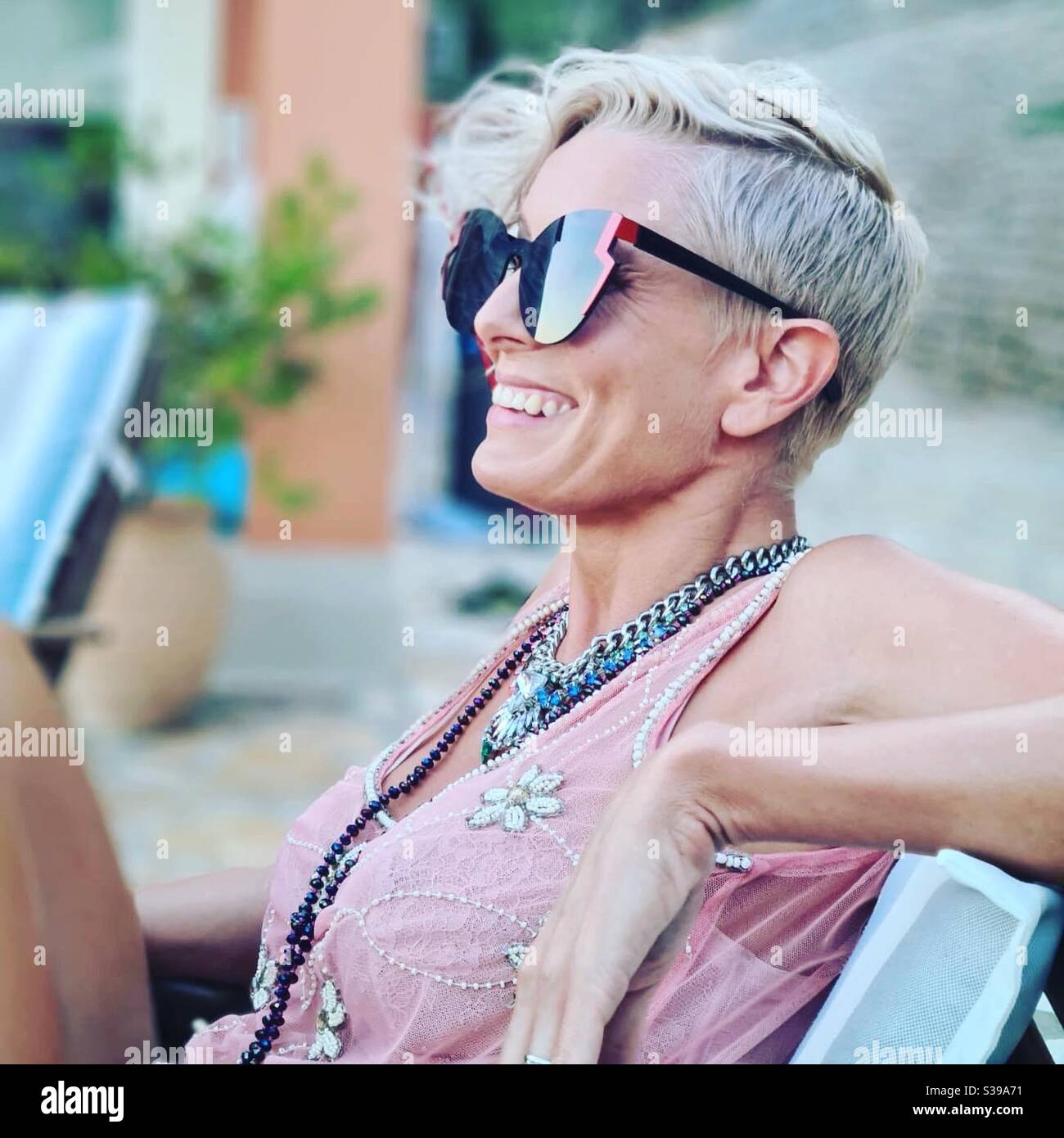 Seitenprofil der Frau in Sonnenbrille lächelnd Stockfoto