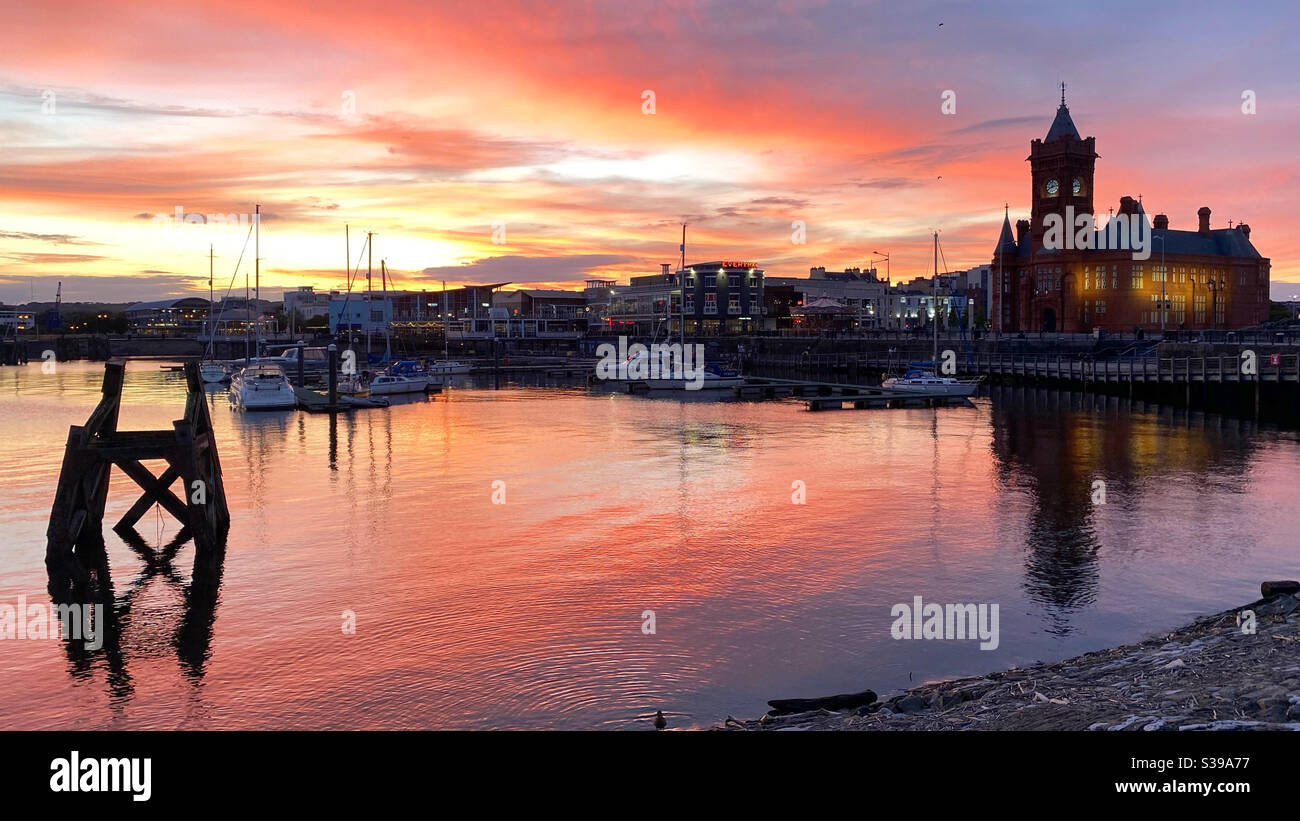 Ein allgemeiner Blick auf Cardiff Bay in Cardiff, Wales, UK bei Sonnenuntergang. Stockfoto