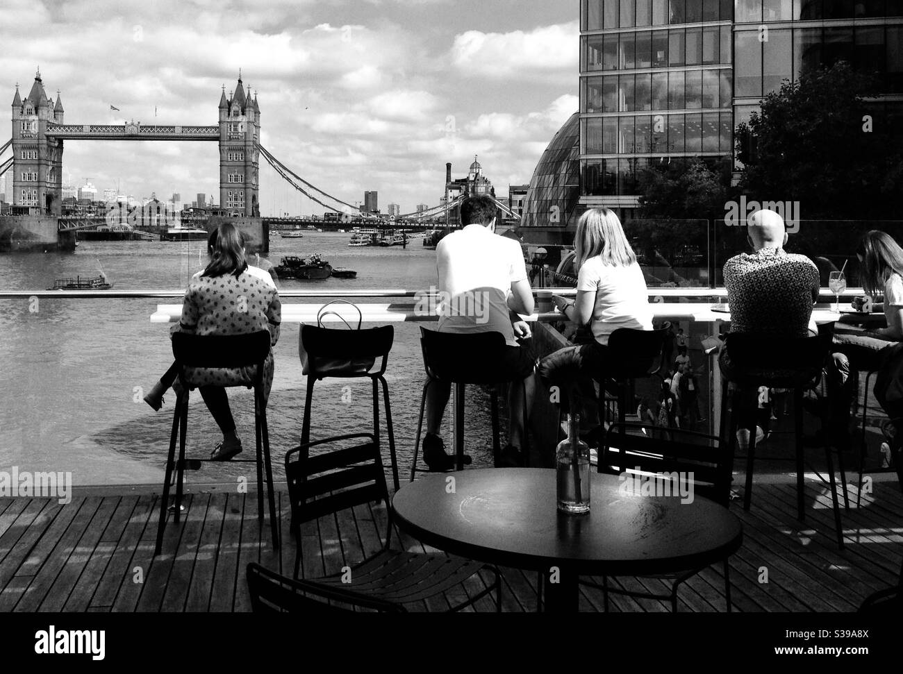 Eine Cafeteria mit Blick auf die London Bridge. Stockfoto