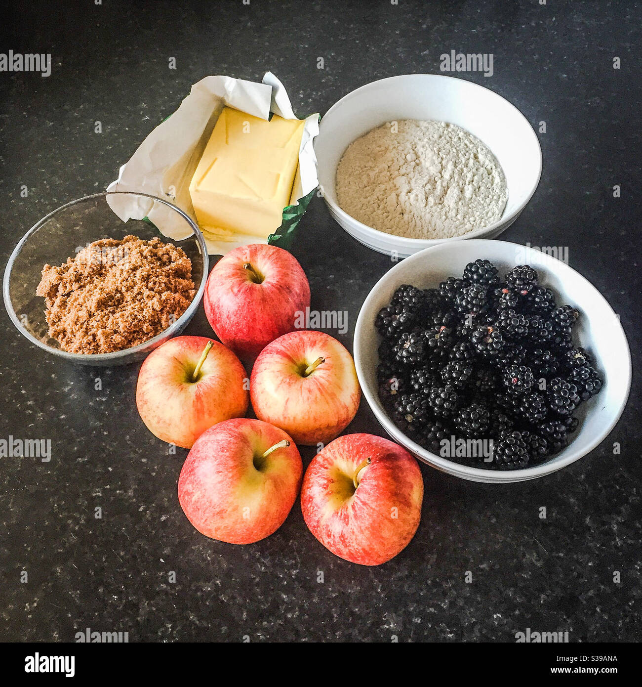 Zutaten für einen Apfel und Brombeere bröseln Stockfoto