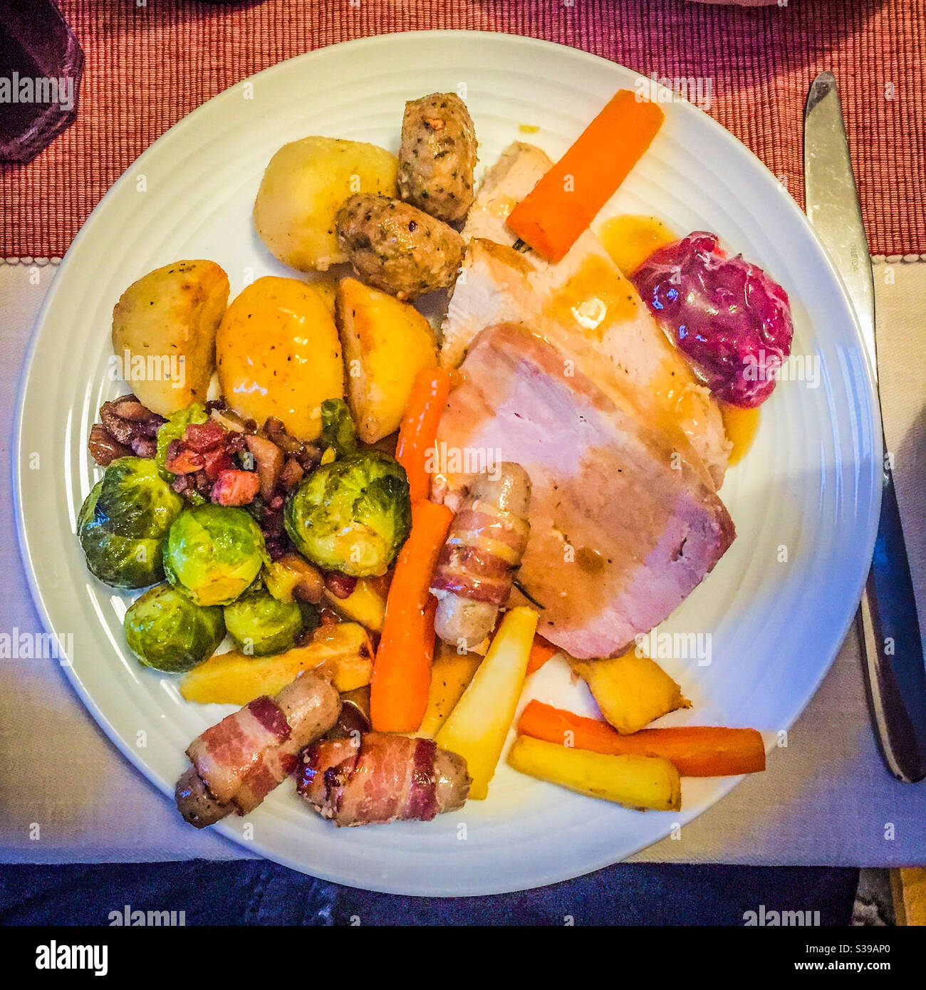 Ein Teller mit traditionellem Weihnachtsessen Stockfoto