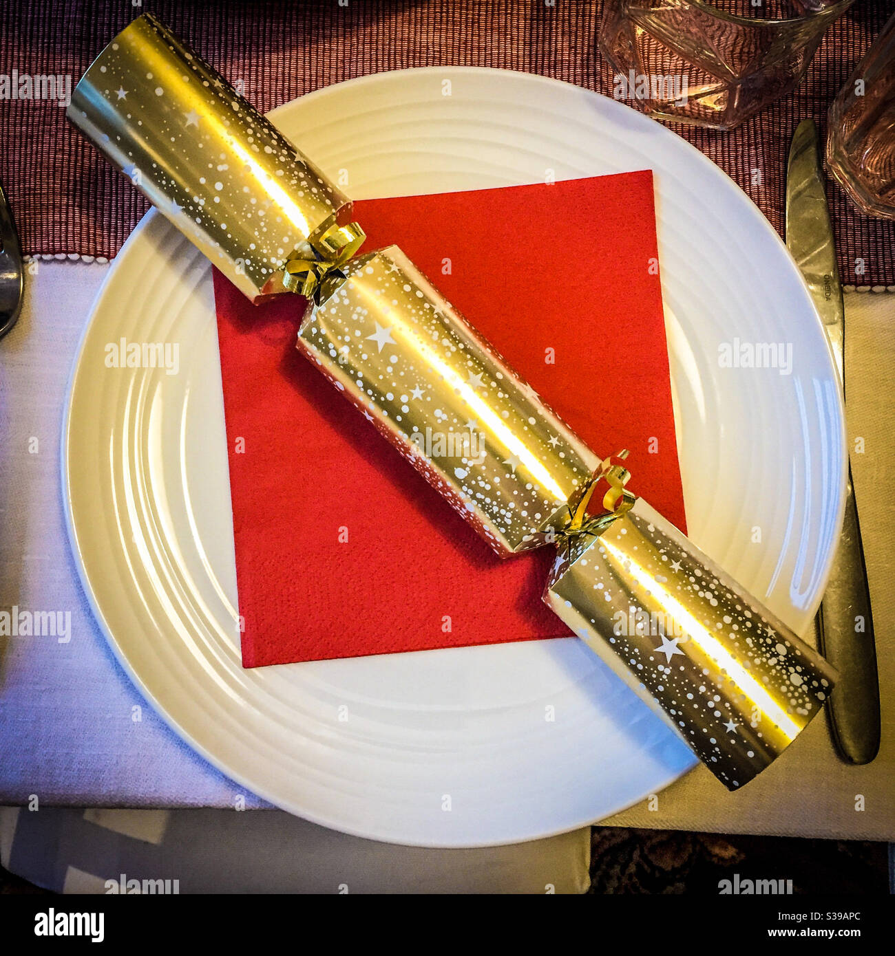 Ein einziger goldener Weihnachts-Cracker Stockfoto