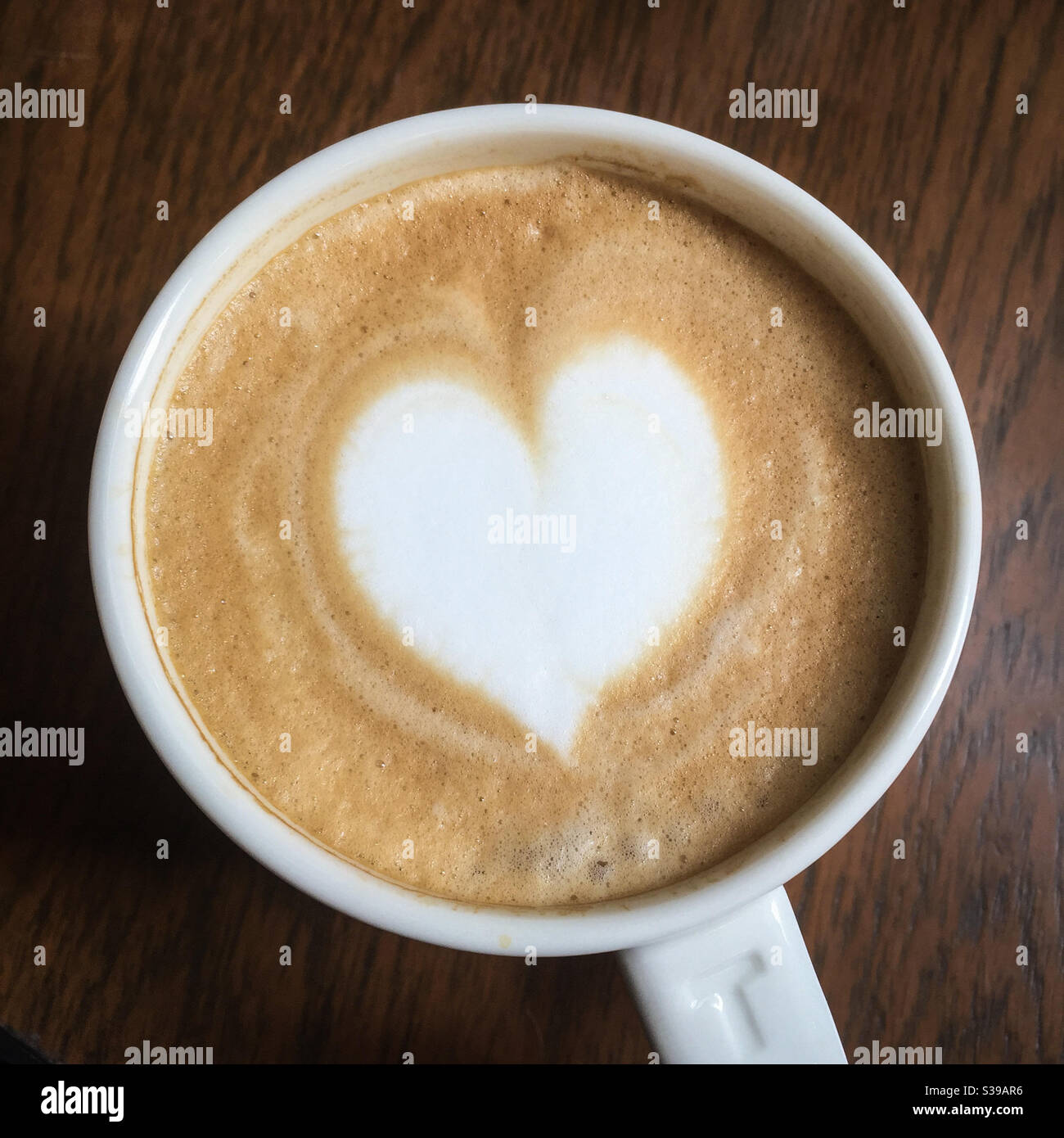 Liebe Herzform in einem Cappuccino Stockfoto