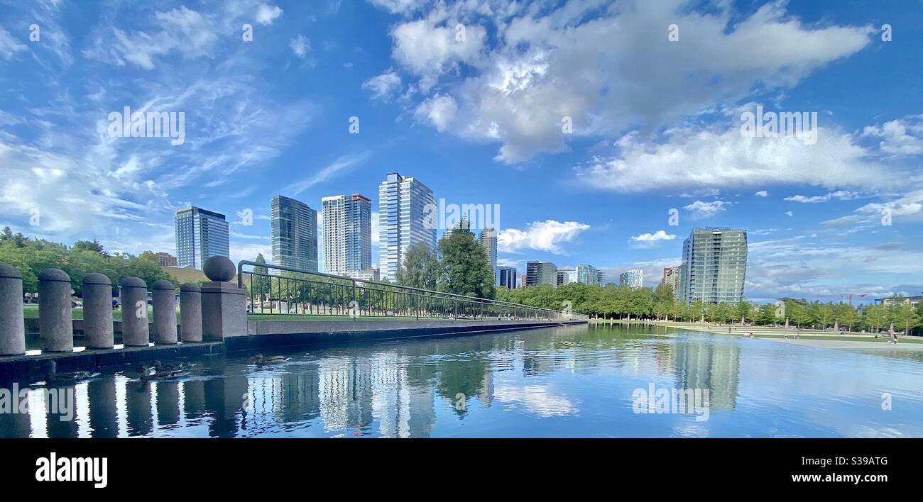 Downtown Bellevue, WA vom Bellevue Downtown Park. Stockfoto