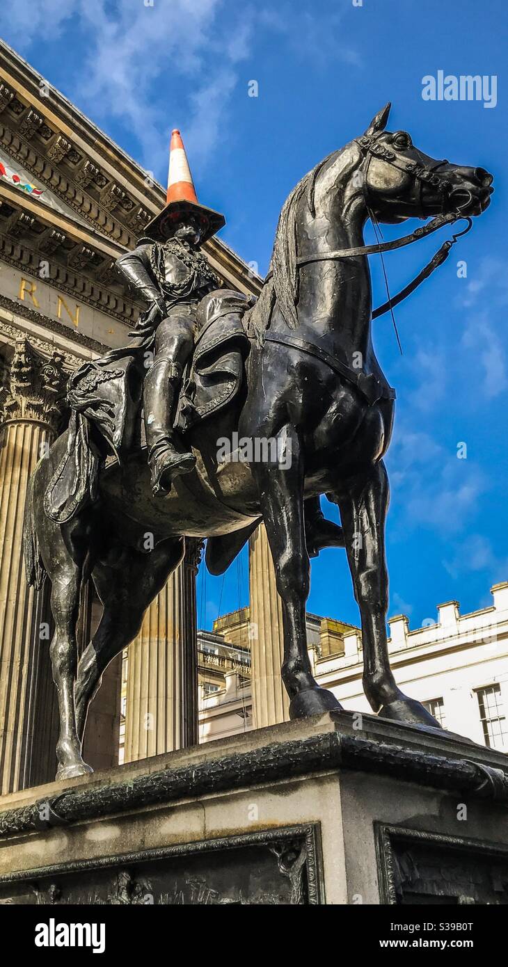 Duke of Wellington Statue in Glasgow mit orangefarbenem Verkehrskegel Am Kopf Stockfoto