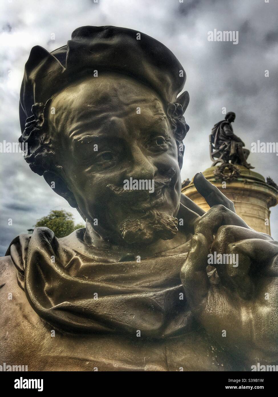 Bronzestatue von Falstaff mit William Shakespeare dahinter. Stockfoto