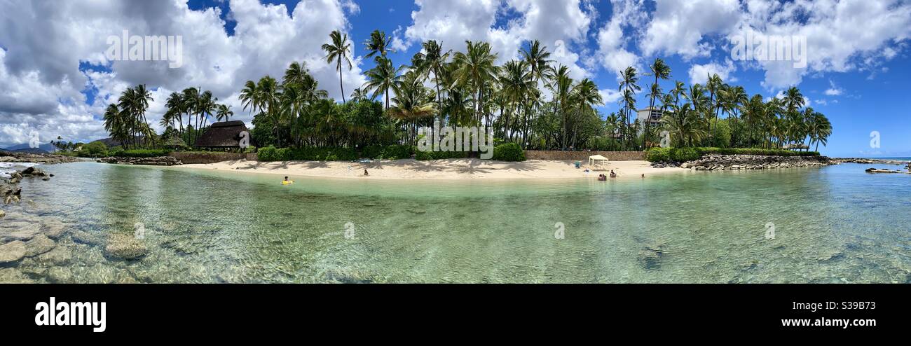 Hawai'i Beach Panorama mit weißem Sand und Palmen auf der Insel Oahu. Stockfoto