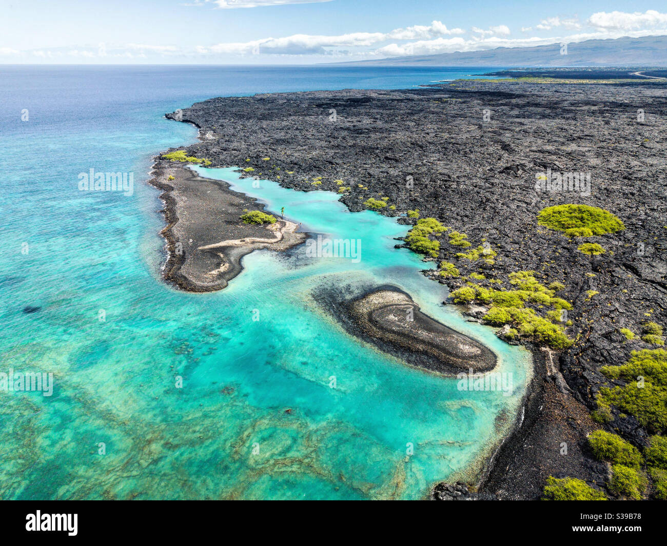 Luftaufnahme der Kiholo Bay auf der Big Island von Hawaii mit ihren schwarzen Sandstränden, dem aquafarbenen Wasser und kleinen Inseln. Stockfoto