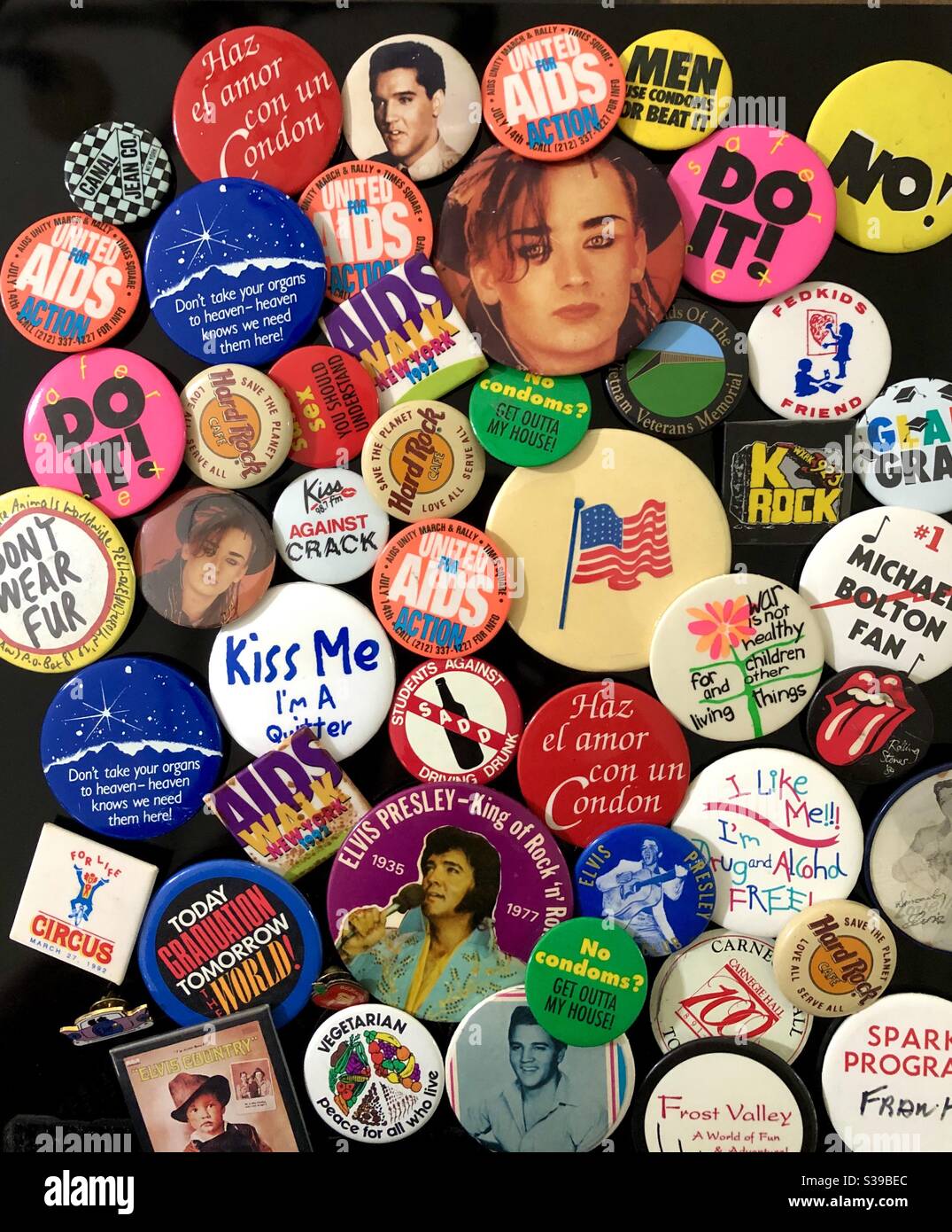 Eine Collage aus verschiedenen politischen und persönlichen Knopfnadeln. Stockfoto