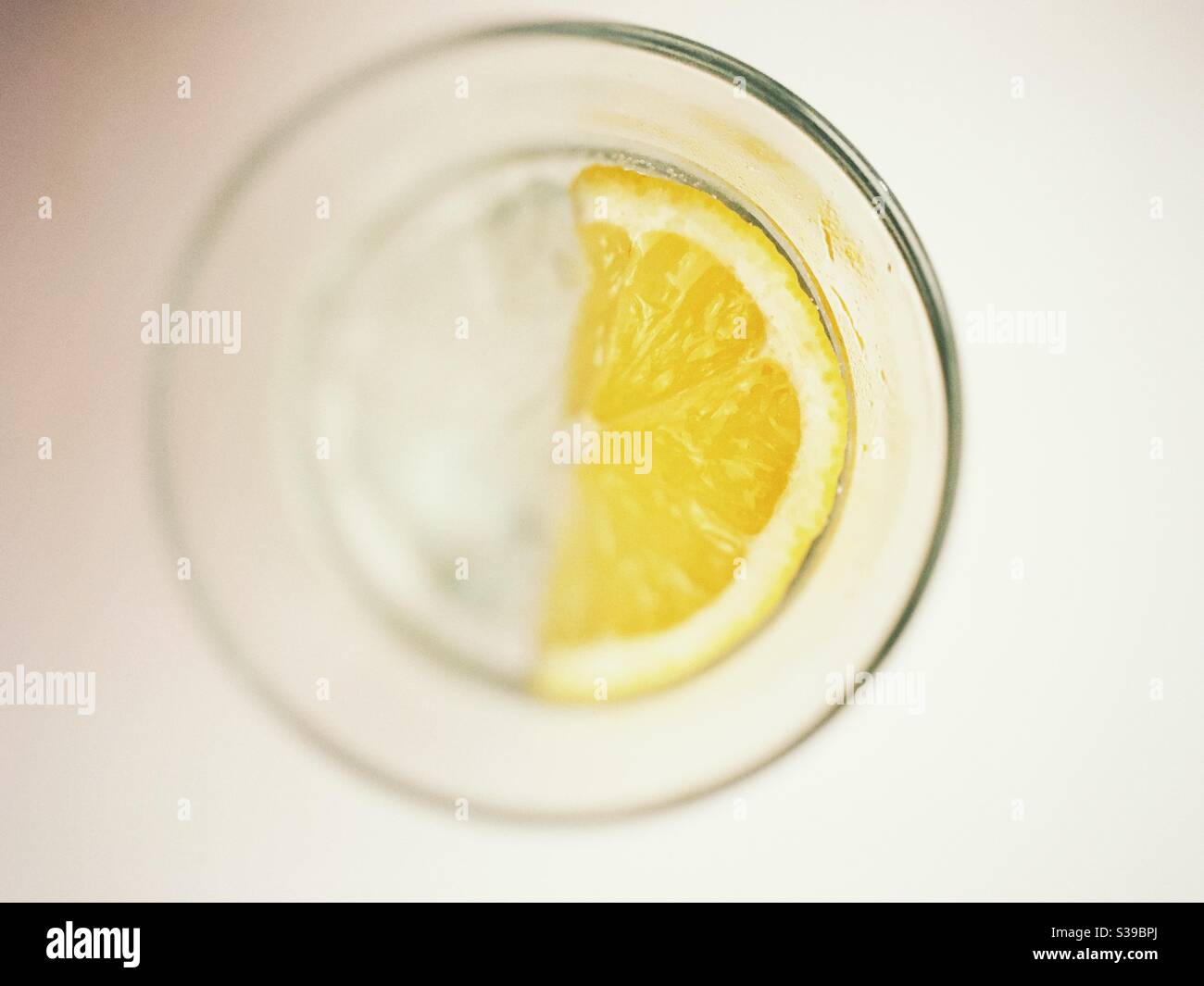 Gin mit einer Scheibe Zitrone Stockfoto