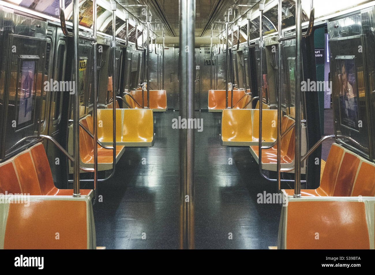 Leere U-Bahn-Auto in NYC während der covid-19 Pandemie. Stockfoto