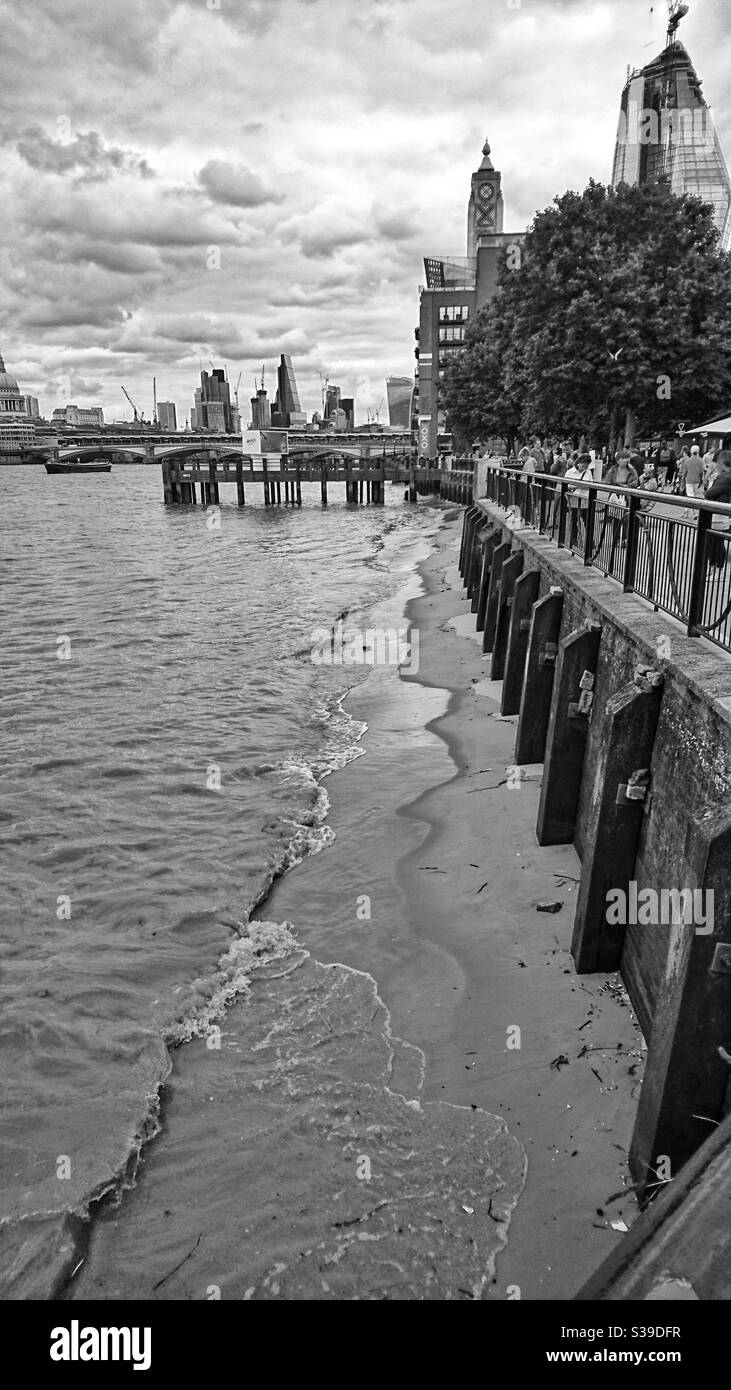 Ein Foto eines Teils des Themse-Damms in London, Großbritannien. Wolkig Bedeckter Tag, Schwarz-Weiß-Fotografie. Stockfoto