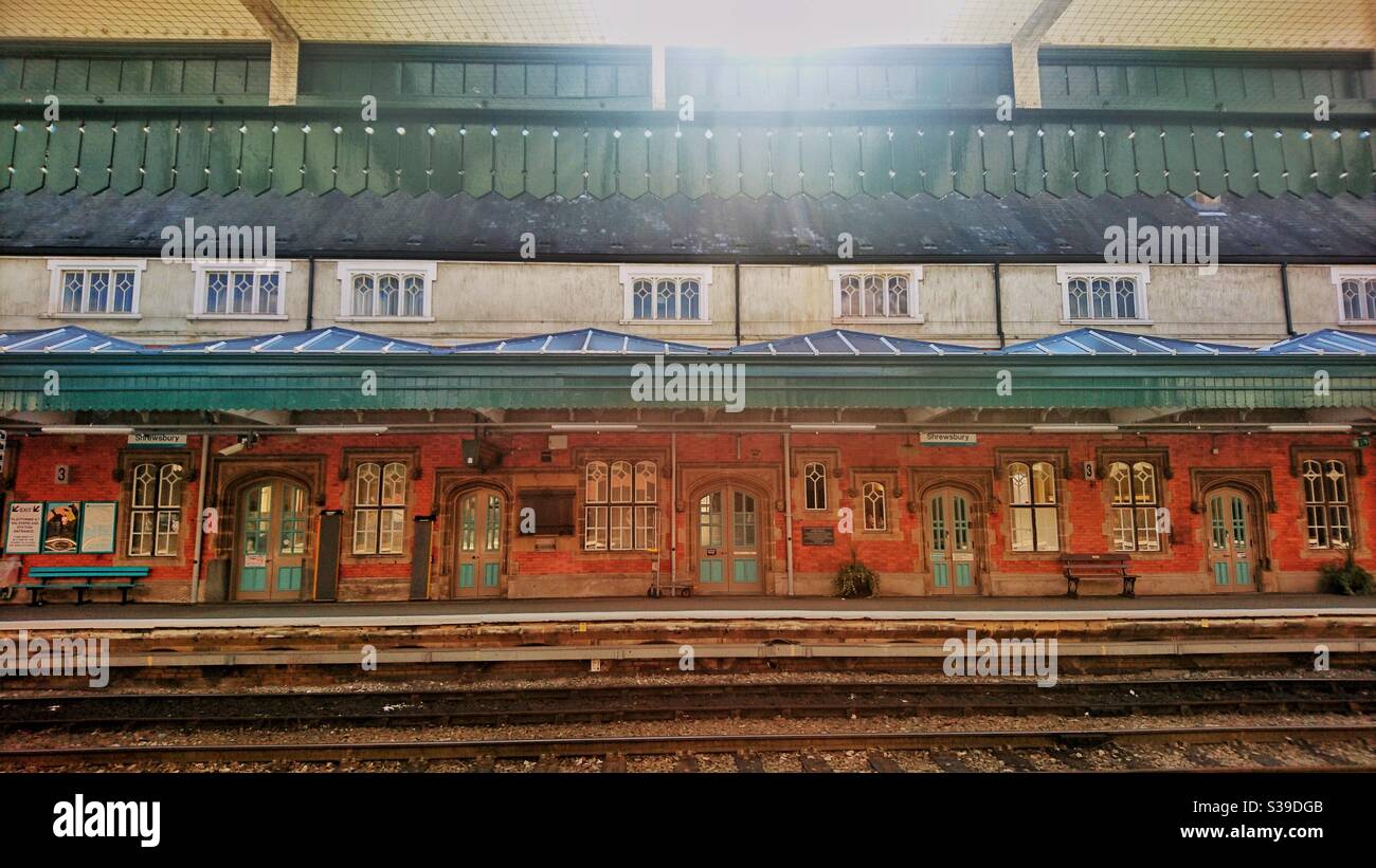 Ein Foto eines leeren Bahnsteigs am Bahnhof Shrewsbury an einem sonnigen Tag. Keine Personen. Stockfoto