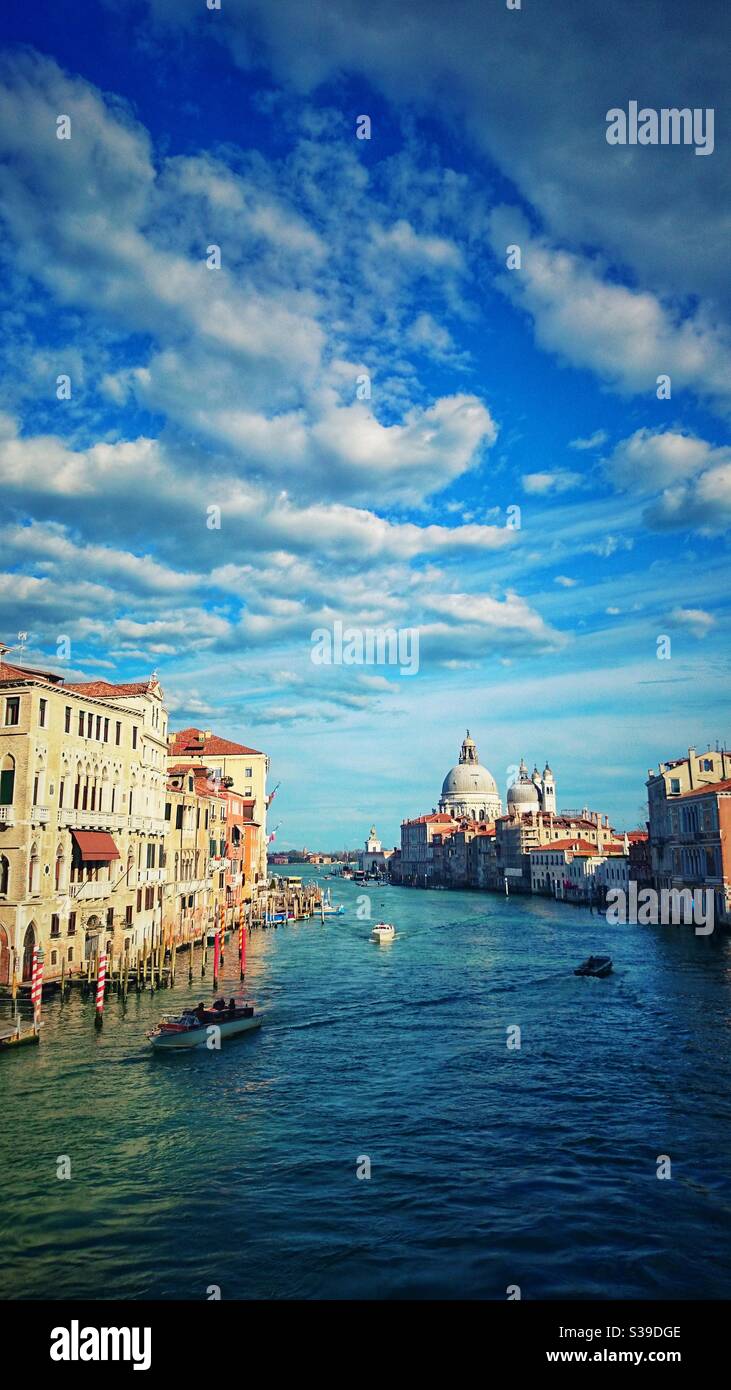 Ein Foto des Canale Grande, Venedig. Schöner Sommertag mit Touristen und Booten. Stockfoto