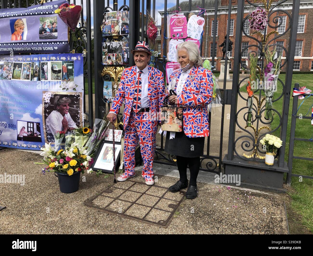 Ein älteres Paar posiert vor dem Kensington Palace am Jahrestag von Der Tod von Prinzessin Diana Stockfoto