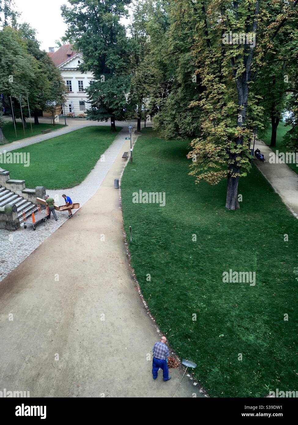 Altmann Straßenputzer aufräumen Blätter auf einer Parkallee im Zentrum von Prag, Tschechien Stockfoto