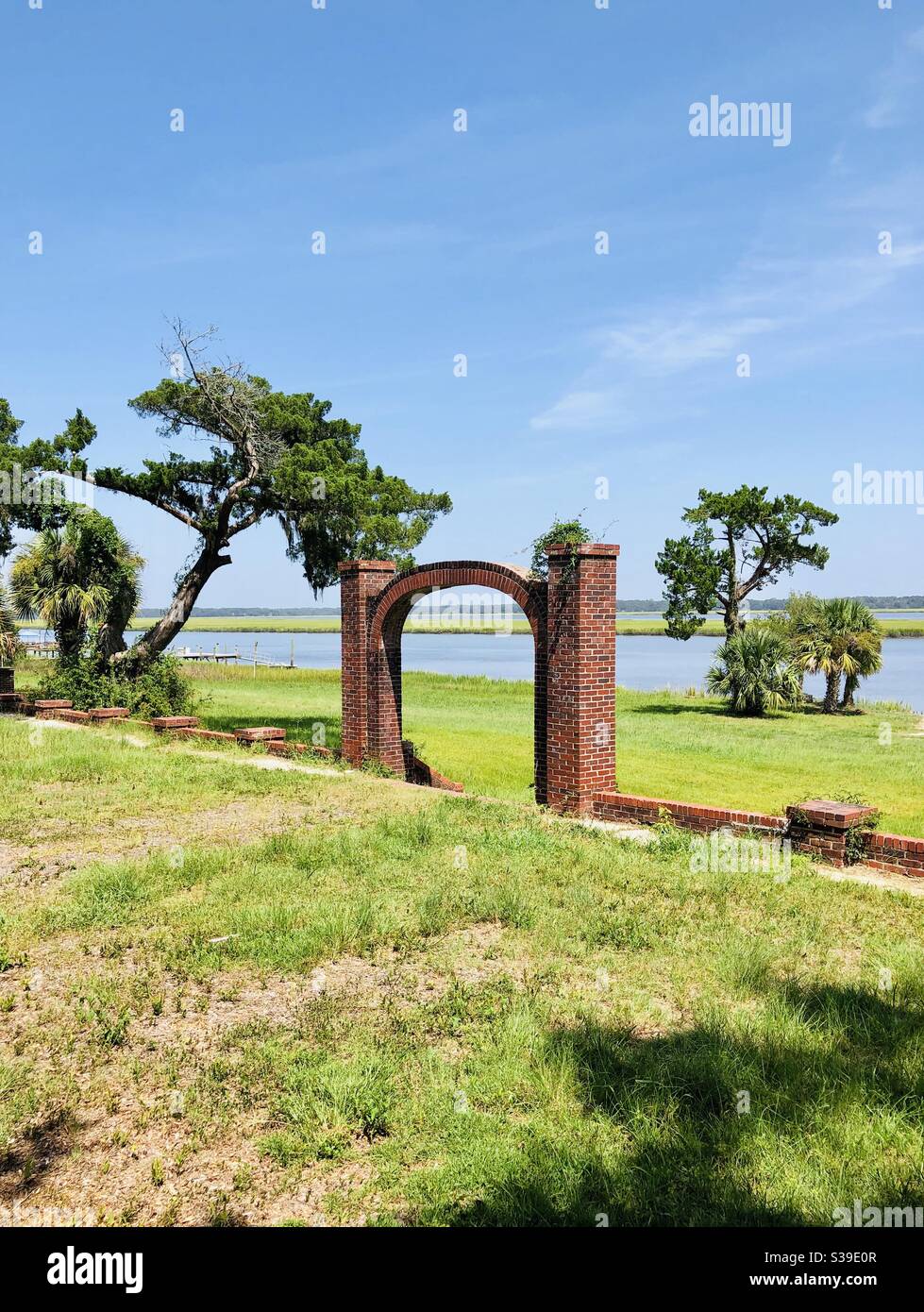 Gewölbter Eingang der Überreste einer historischen zweistöckigen Plantage von Allen Stevens an der Küste von Medway River in Georgia. - Smartphone-aufgenommenes Stockfoto