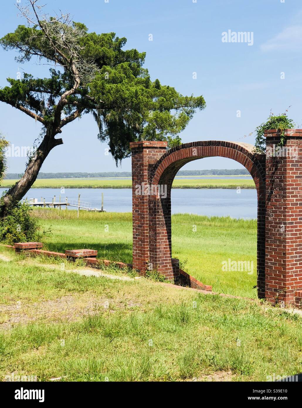 Blick auf den gemauerten Eingang in Sunbury, Georgia mit Medway River im Hintergrund. Überreste der großen zweistöckigen Heimstatt von Herrn und Frau Allen Stevens - Smartphone-aufgenommenes Stockfoto
