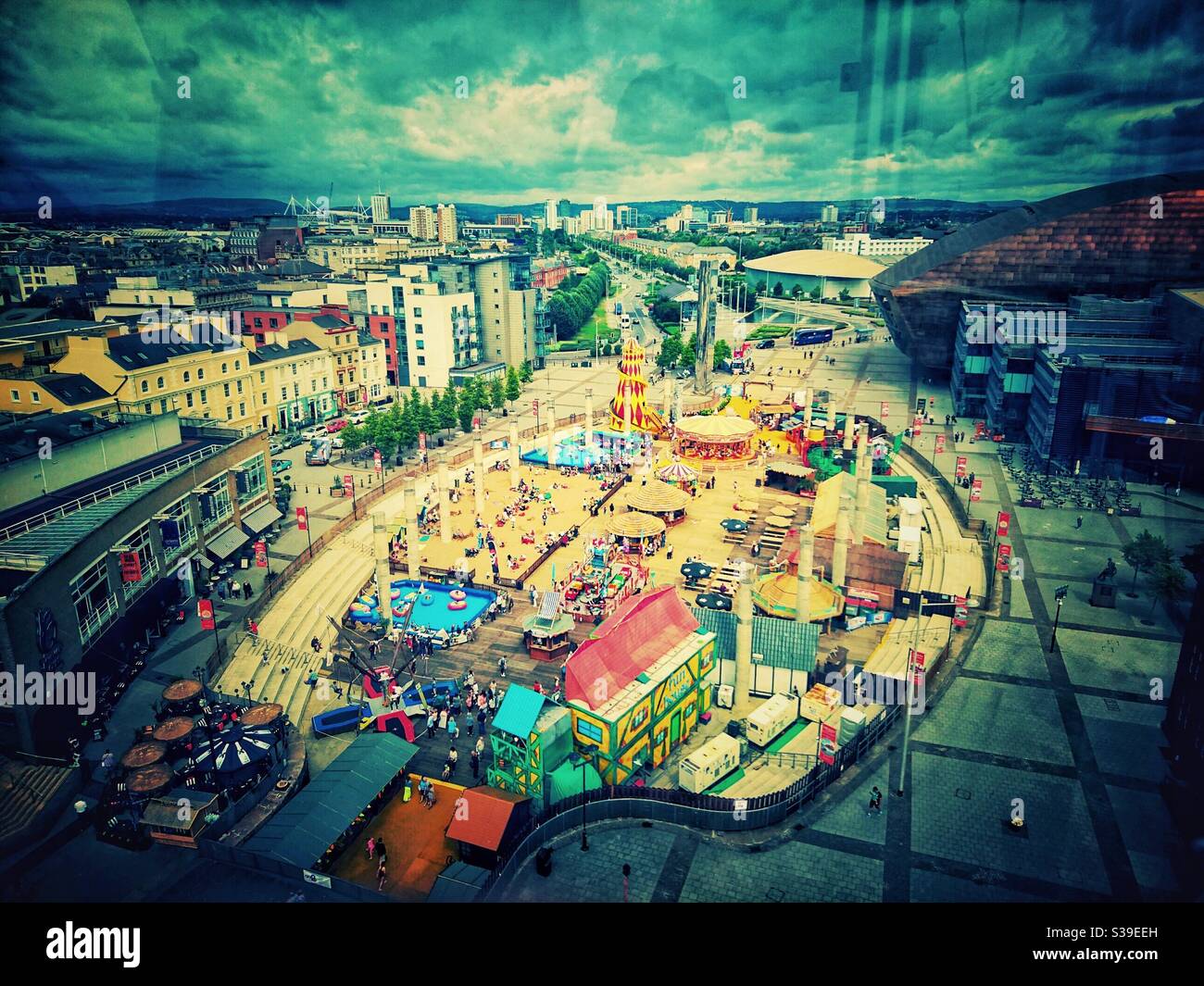 Ein Foto vom Strand von Cardiff Bay, Sommerfest, vor dem COVID. Cardiff, Wales. - Smartphone-aufgenommenes Stockfoto