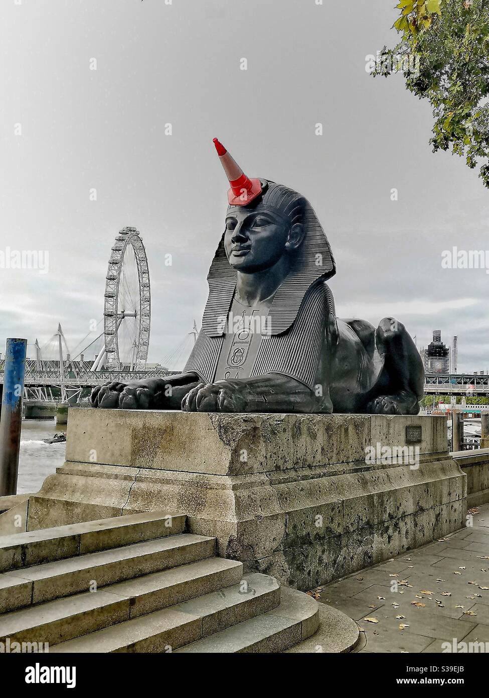 London Eye und Sphinx mit Verkehrskegel auf Southbank Stockfoto