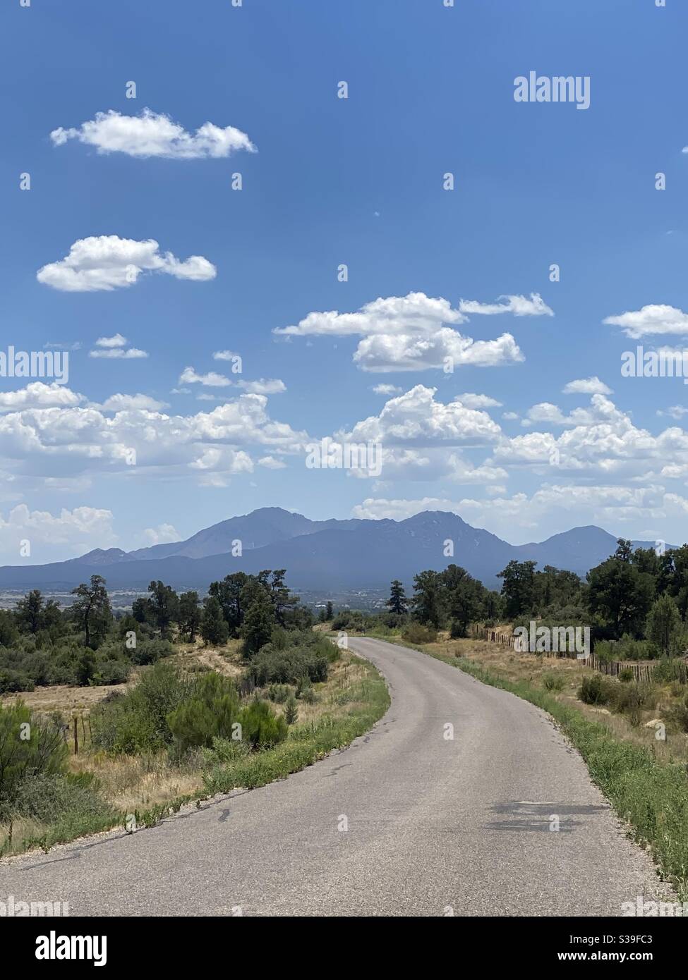 Landstraße im zentralen Hochland von Arizona. Stockfoto