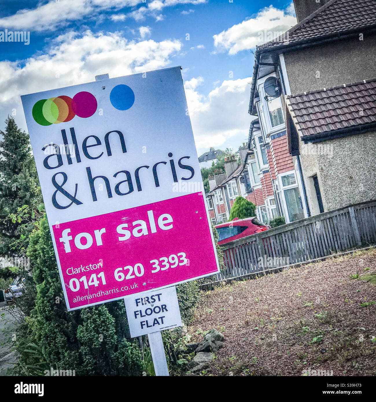 Immobilien zum Verkauf Zeichen in Clarkston, East Renfrewshire in Schottland - Smartphone-aufgenommenes Stockfoto