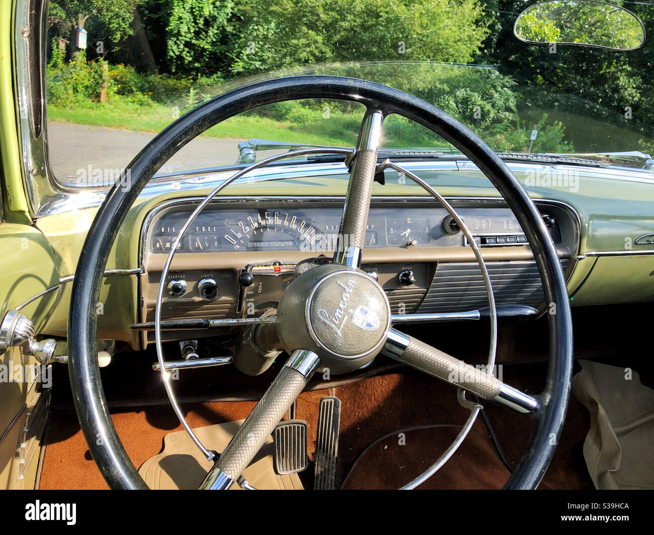 Innen Oldtimer-Cabriolet, Armaturenbrett und Lenkrad Stockfoto