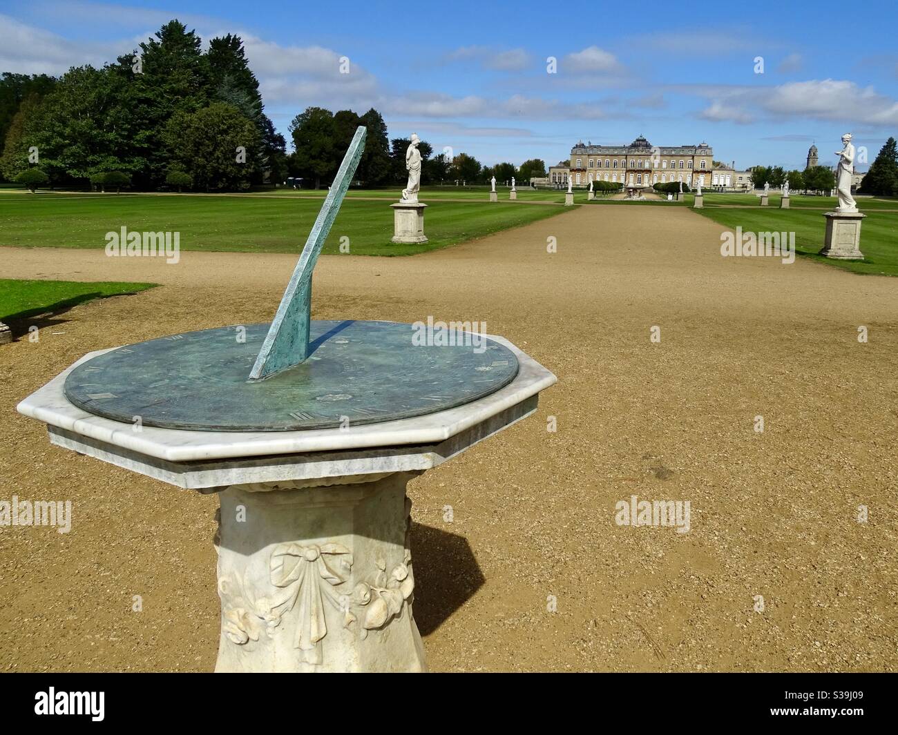 Sonnenuhr am Wrest Park in Bedfordshire in den frühen Herbstsonne Stockfoto