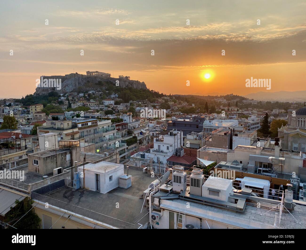 Sonnenuntergang über der Akropolis von der Electra Metropolis Athens Roof Garden, Athen, Griechenland Stockfoto