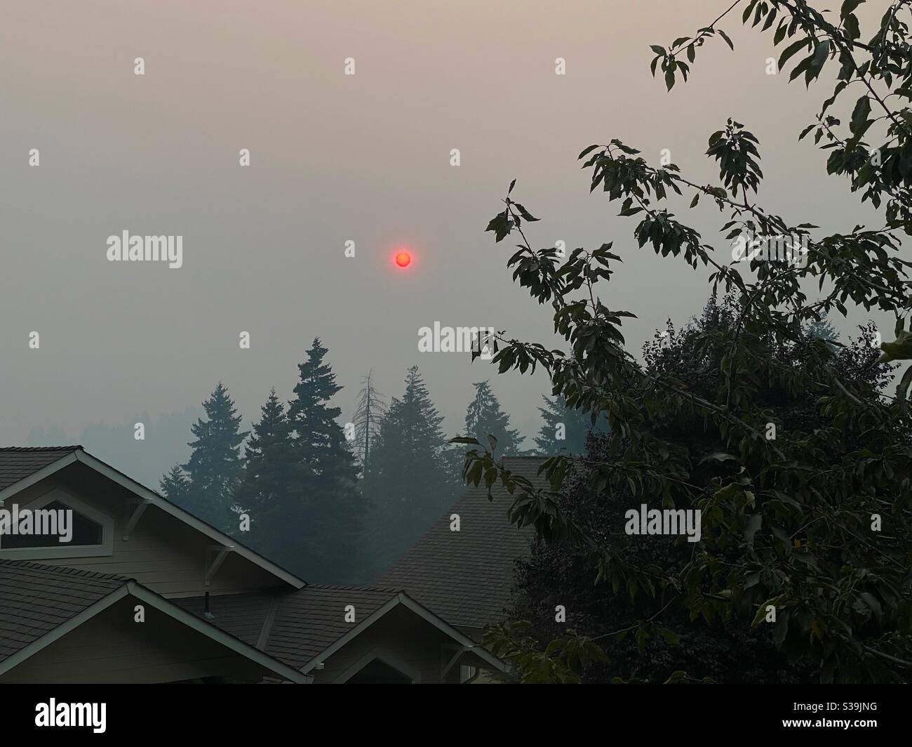 Rauchiger Himmel und rote Sonne über Eugene, Oregon, wo die Luftqualität durch Waldbrände in der Nähe gefährdet ist. Stockfoto